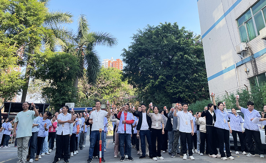 ”聚力同行 绳彩飞扬“~拔河比赛在雅香丽人的一声声呐喊助威中圆满结束！