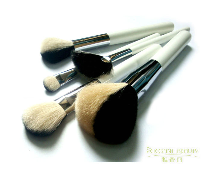 从基础到专业：成套化妆刷的全方位解析