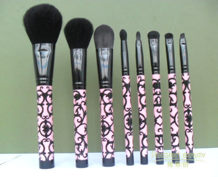 化妆刷套装与妆容风格：如何用一套刷子打造多样妆效