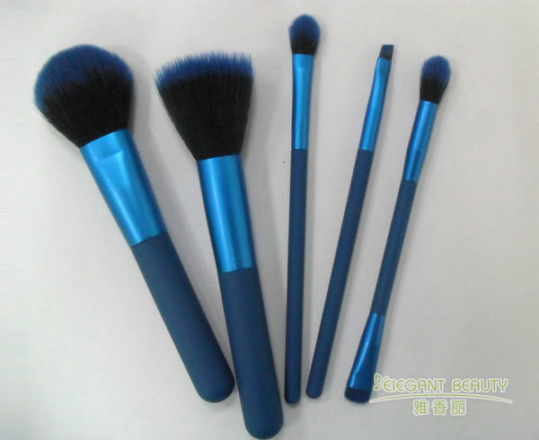 化妆刷工厂的刷毛知识：动物毛与合成纤维的区别