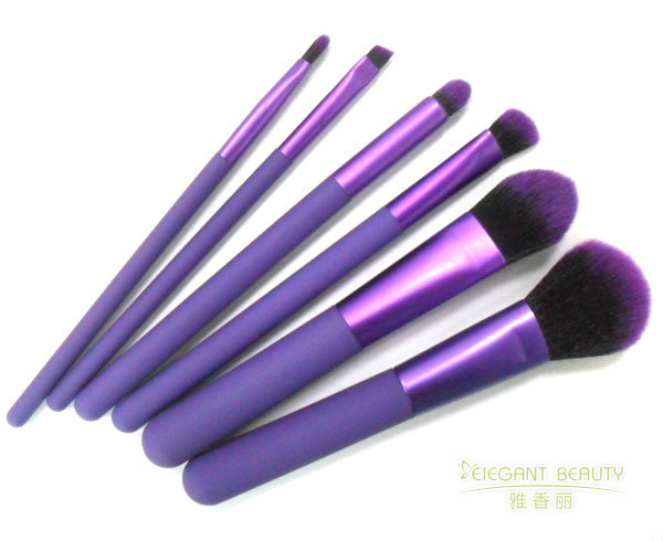 化妆刷上妆手法详解：轻轻一扫，告别刷痕